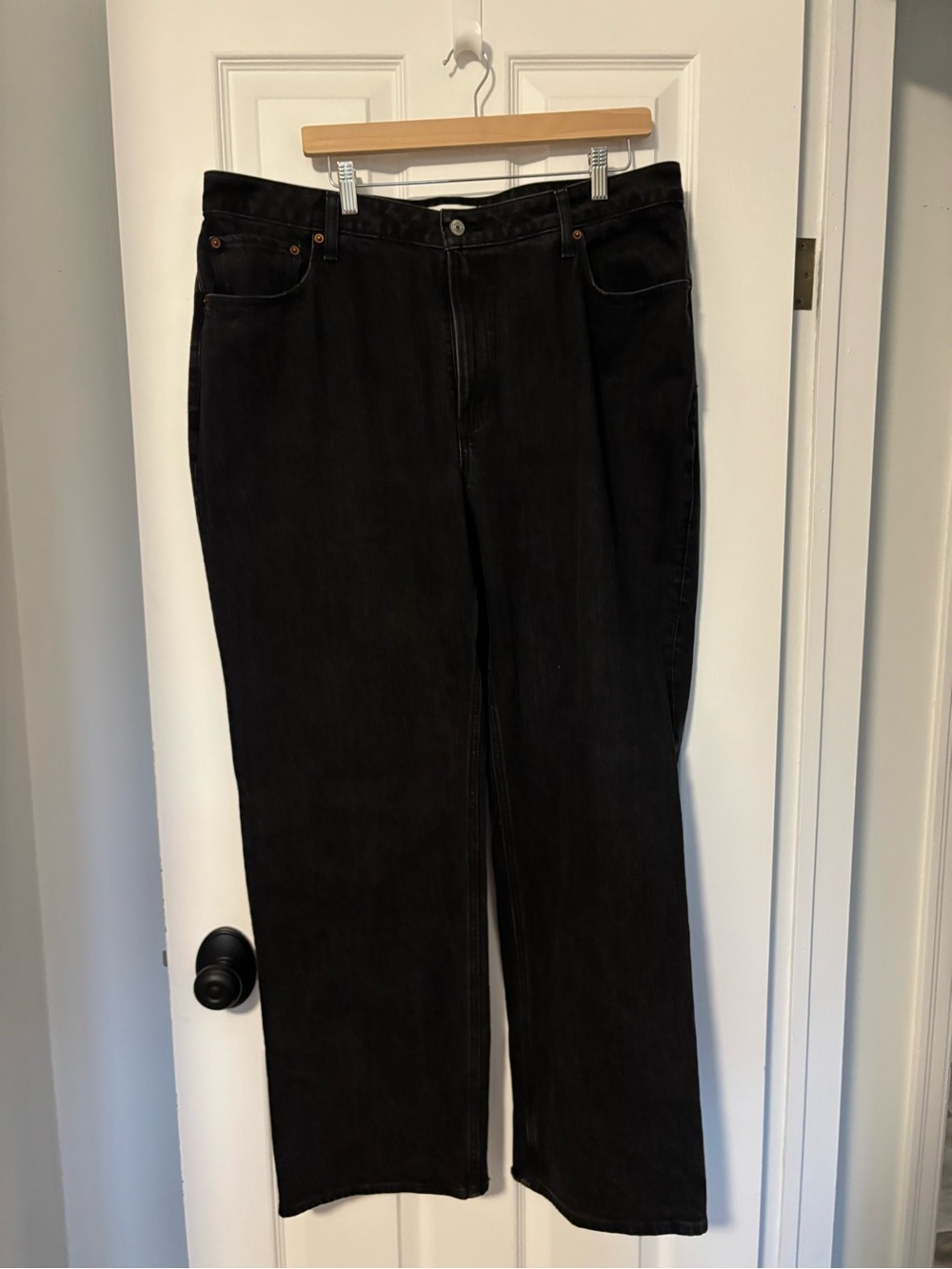 Size 33 Abercrombie & Fitch Women's “The 90’s Relaxed Jean High Rise” in Black